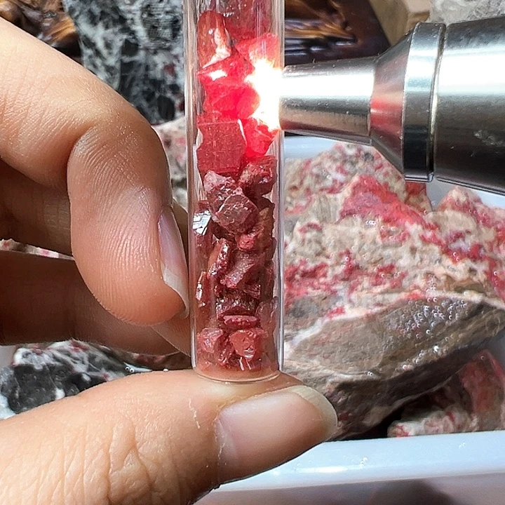 天然辰砂天然朱砂晶体颗粒