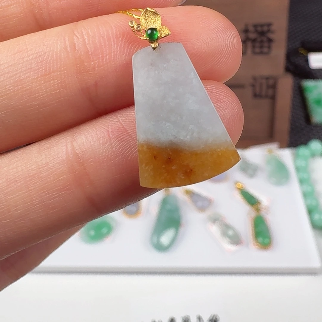 翡翠18K金镶嵌颈饰
