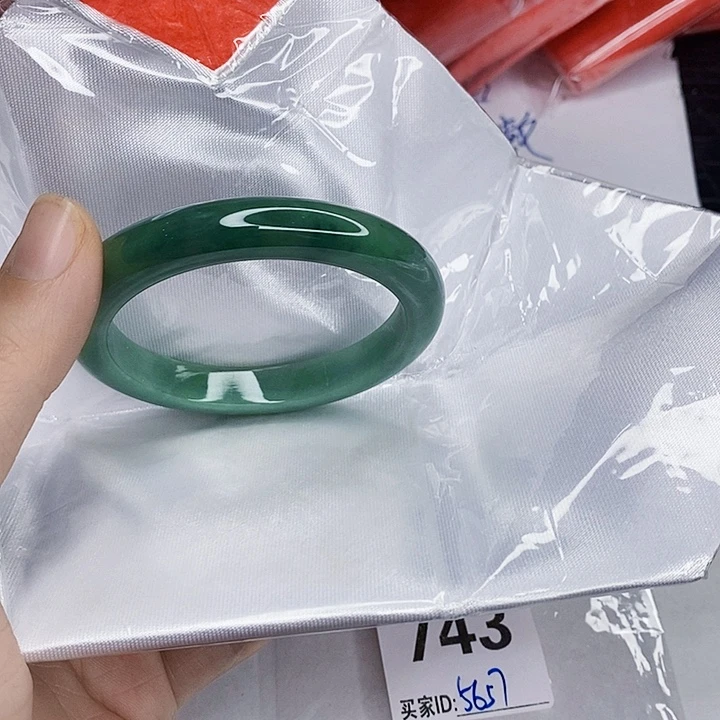 翡翠未镶嵌手镯一图一物实物为准（微瑕处理）
