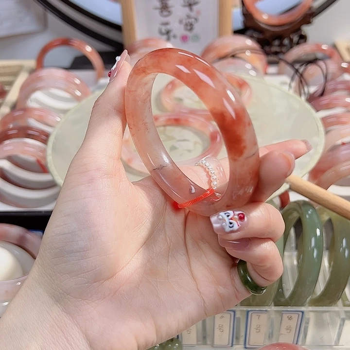 石英质玉手镯未镶嵌?****。