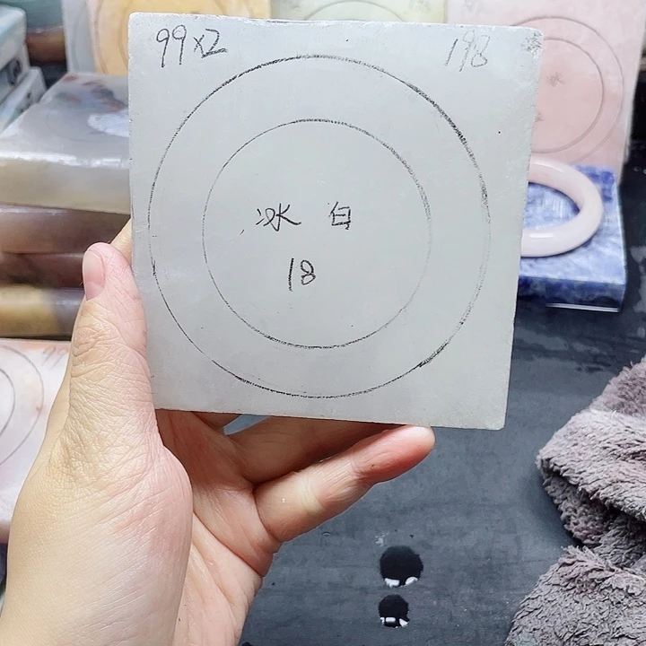 未镶嵌手镯石英质玉定制