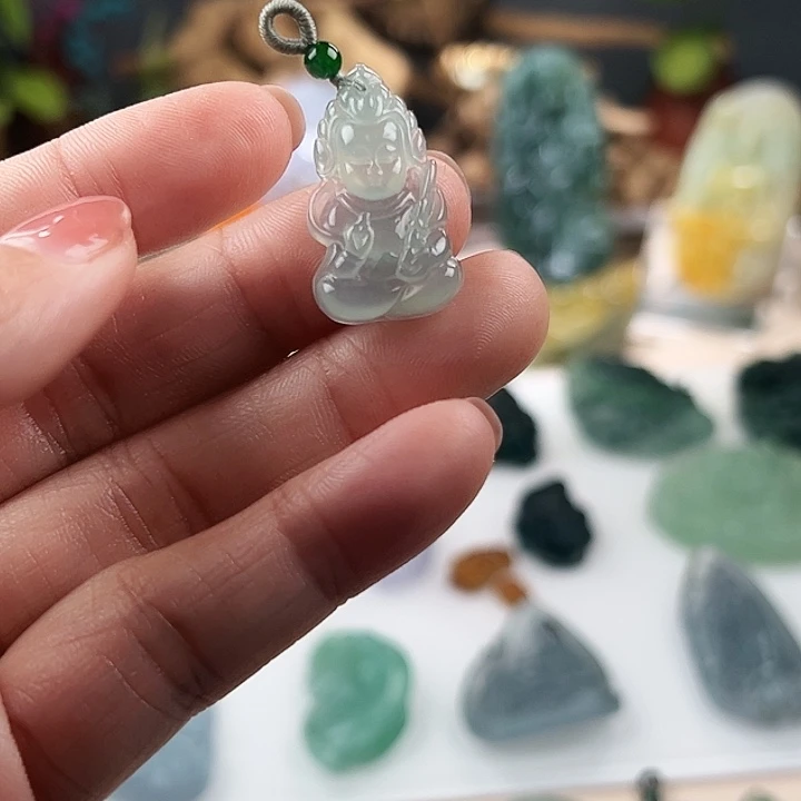 翡翠未镶嵌颈饰伟陀天尊