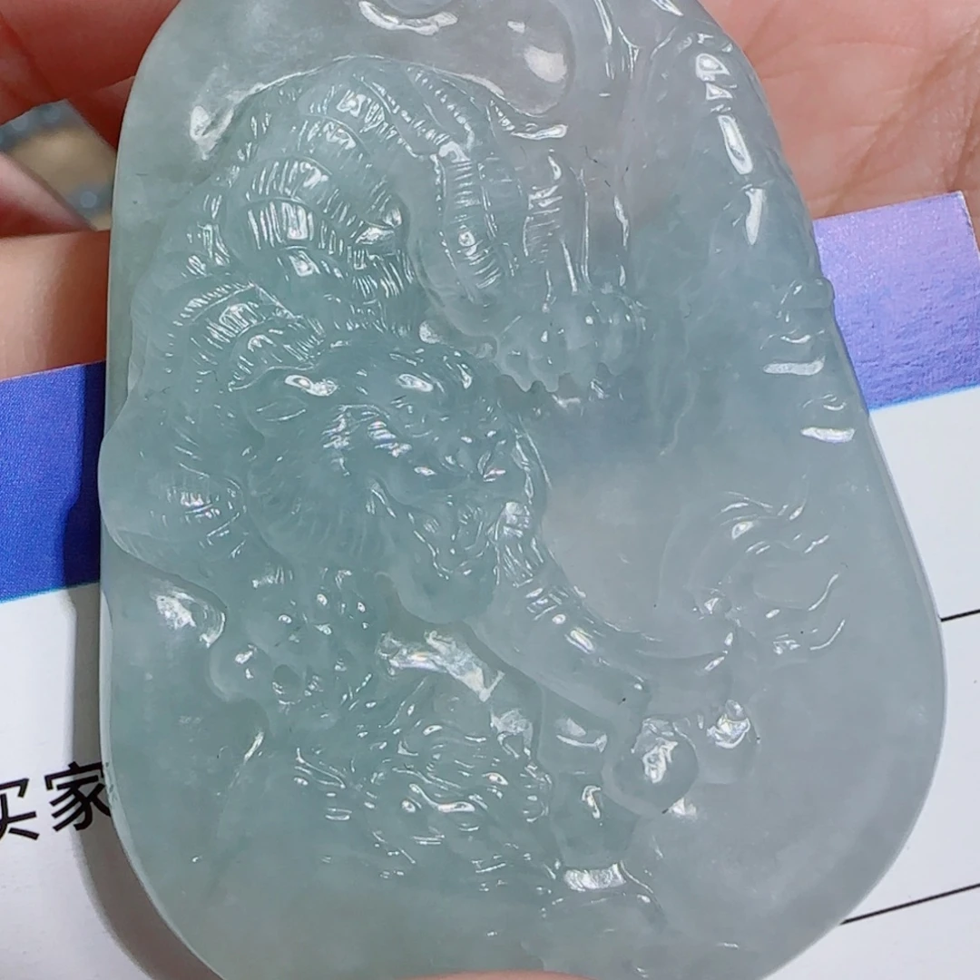 翡翠未镶嵌颈饰虎虎生威