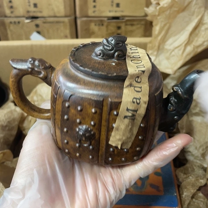 紫砂茶壶原矿泥料，手工制作的一把紫砂壶。