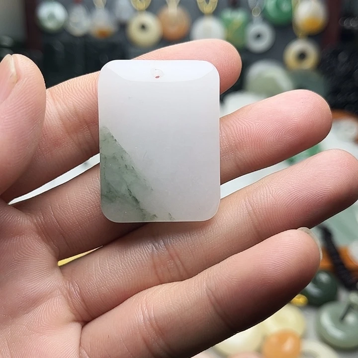 石英质玉（金丝玉）未镶嵌颈饰