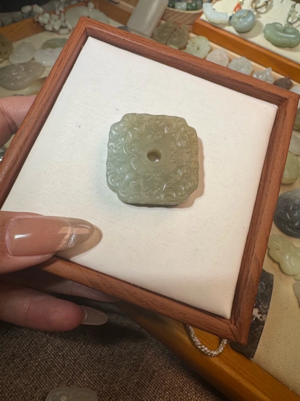 和田玉且末料四方扣