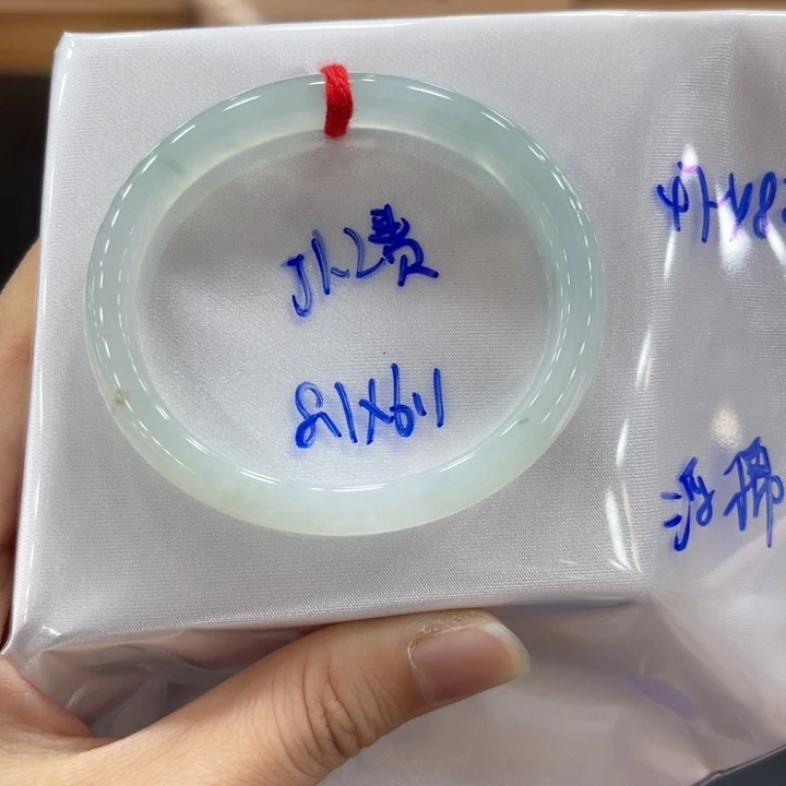 翡翠手镯未镶嵌翡翠