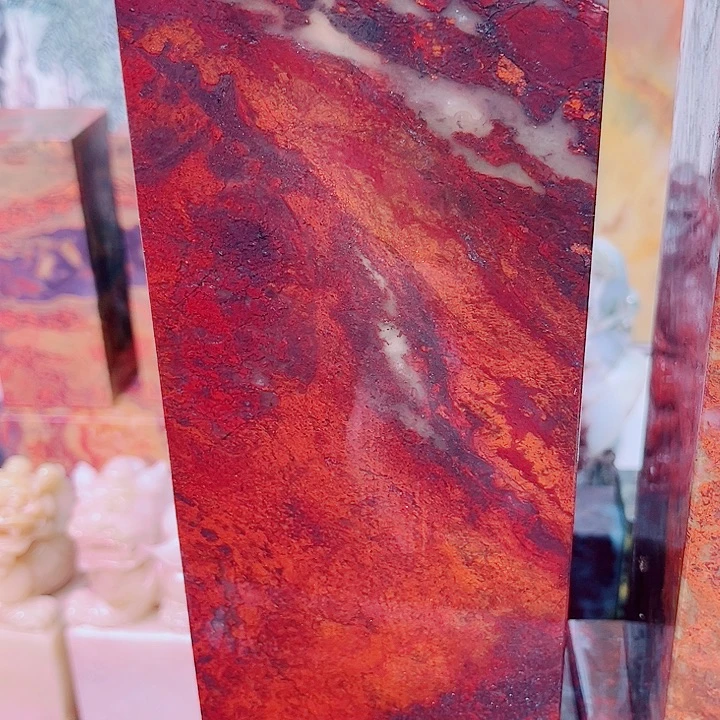 玉桂林鸡血玉印章摆件