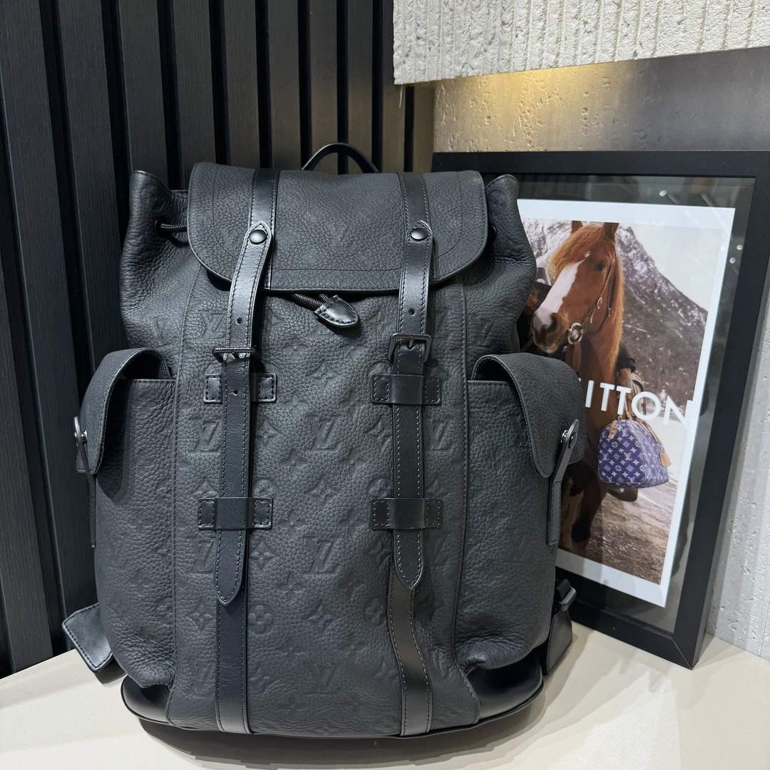 95新 LouisVuitton/路易威登 98新黑色压纹双肩包中号 90981063