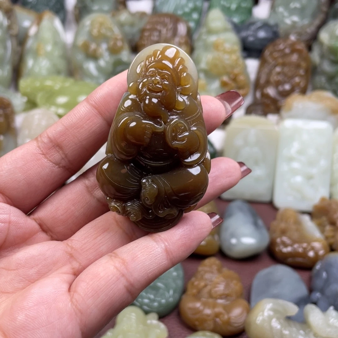 任***少和田玉未镶嵌颈饰