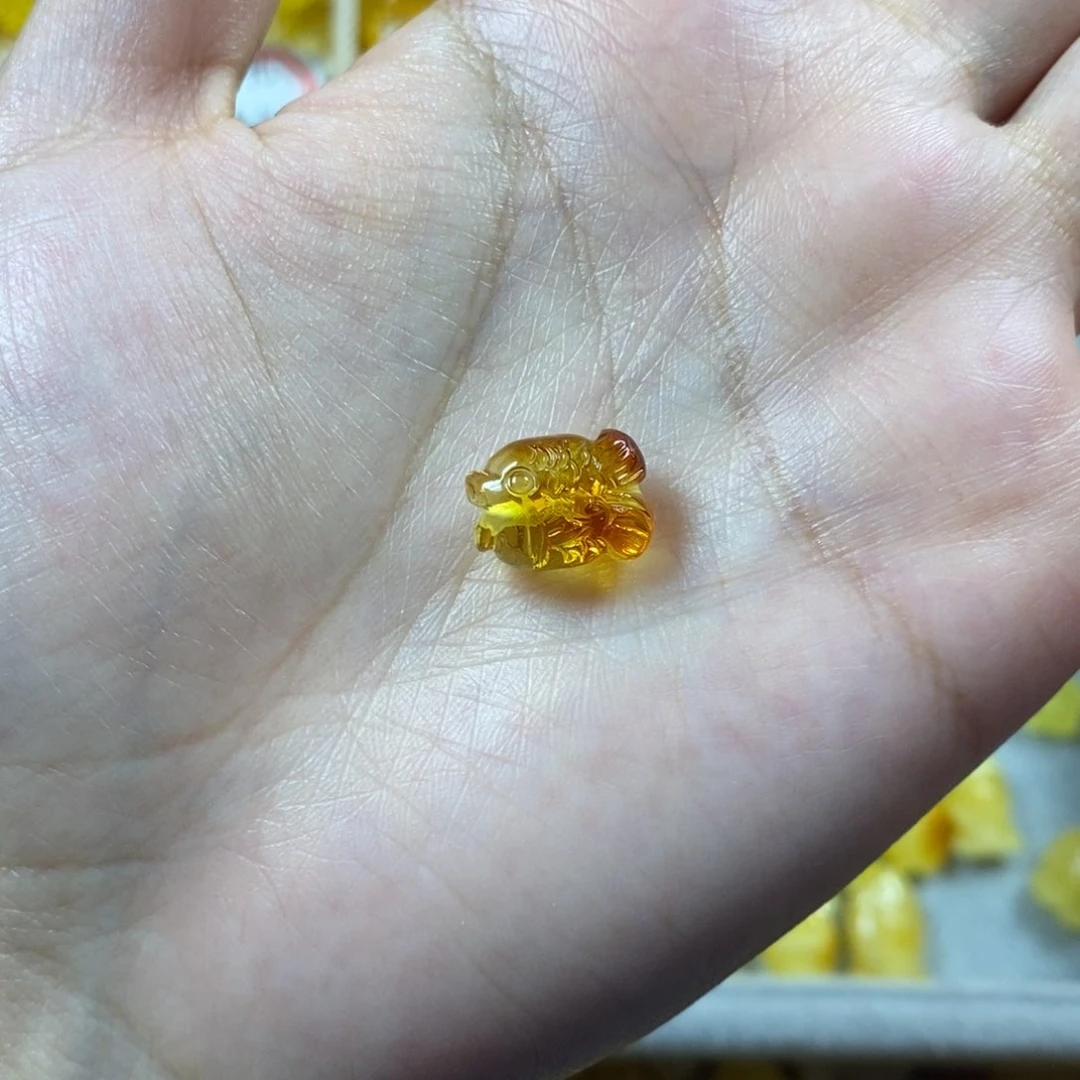 琥珀裸石未镶嵌小鱼