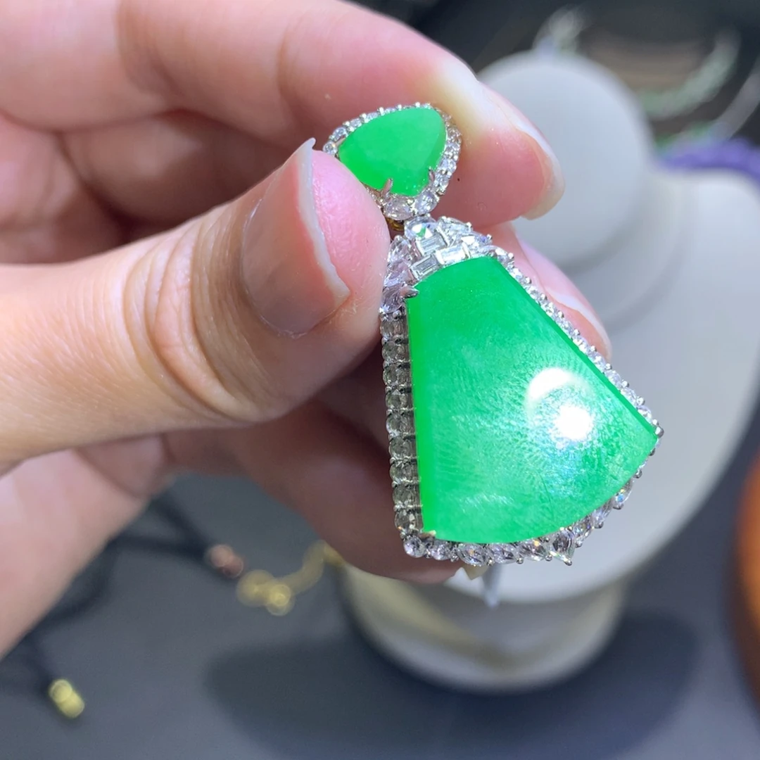 颈饰18K金镶嵌翡翠