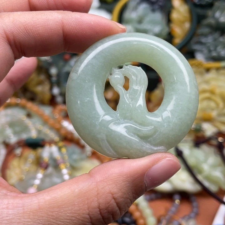 蛇纹石玉吊坠合金