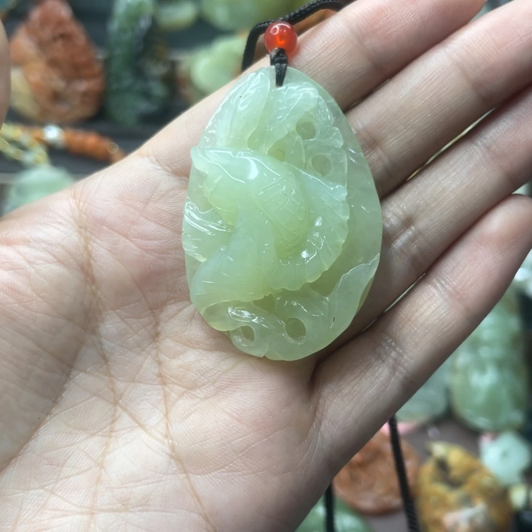 蛇纹石玉未镶嵌颈饰