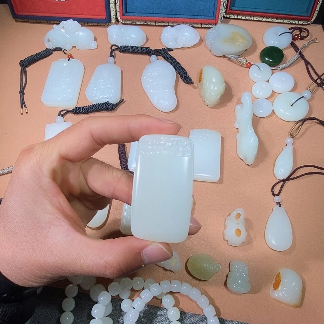 @***意和田玉未镶嵌车挂