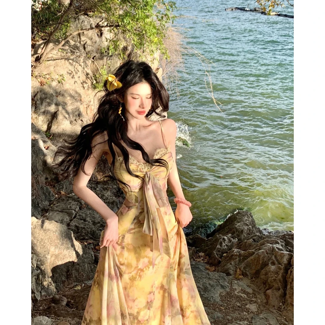 雪梨气泡水法式度假风黄色气质吊带连衣裙