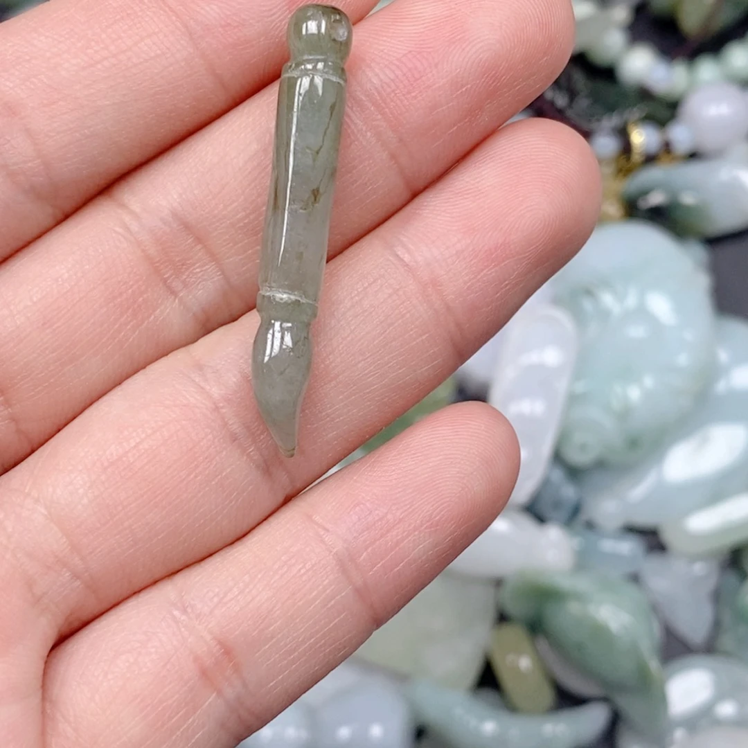 翡翠未镶嵌颈饰笔