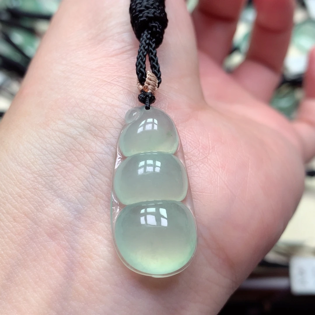 翡翠未镶嵌颈饰豆子