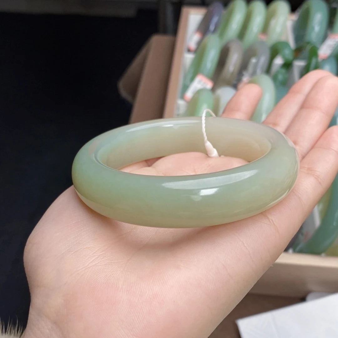 牧***归和田玉未镶嵌手镯