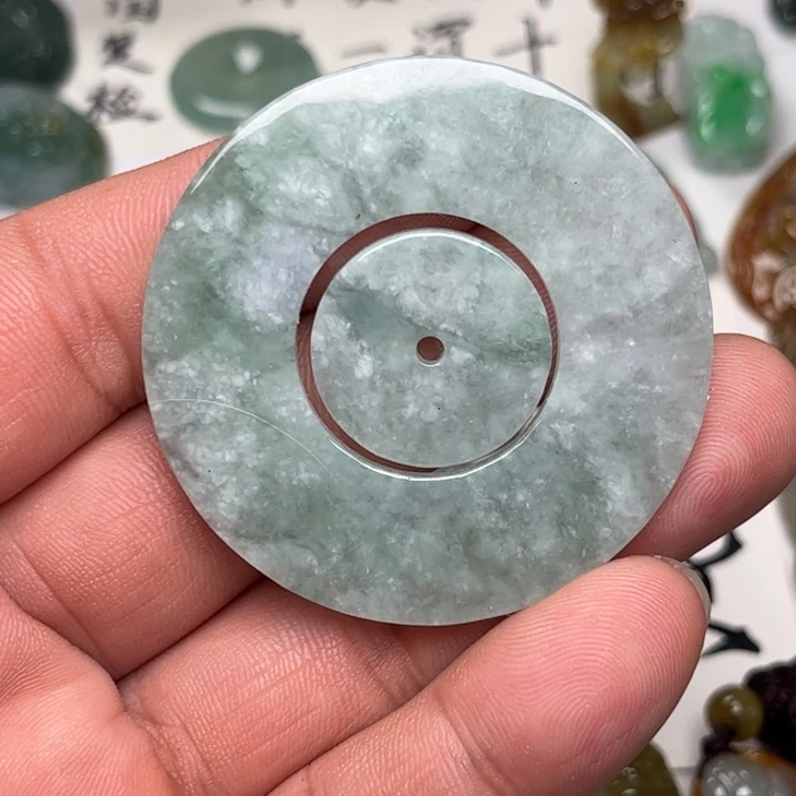 翡翠未镶嵌颈饰环环相扣