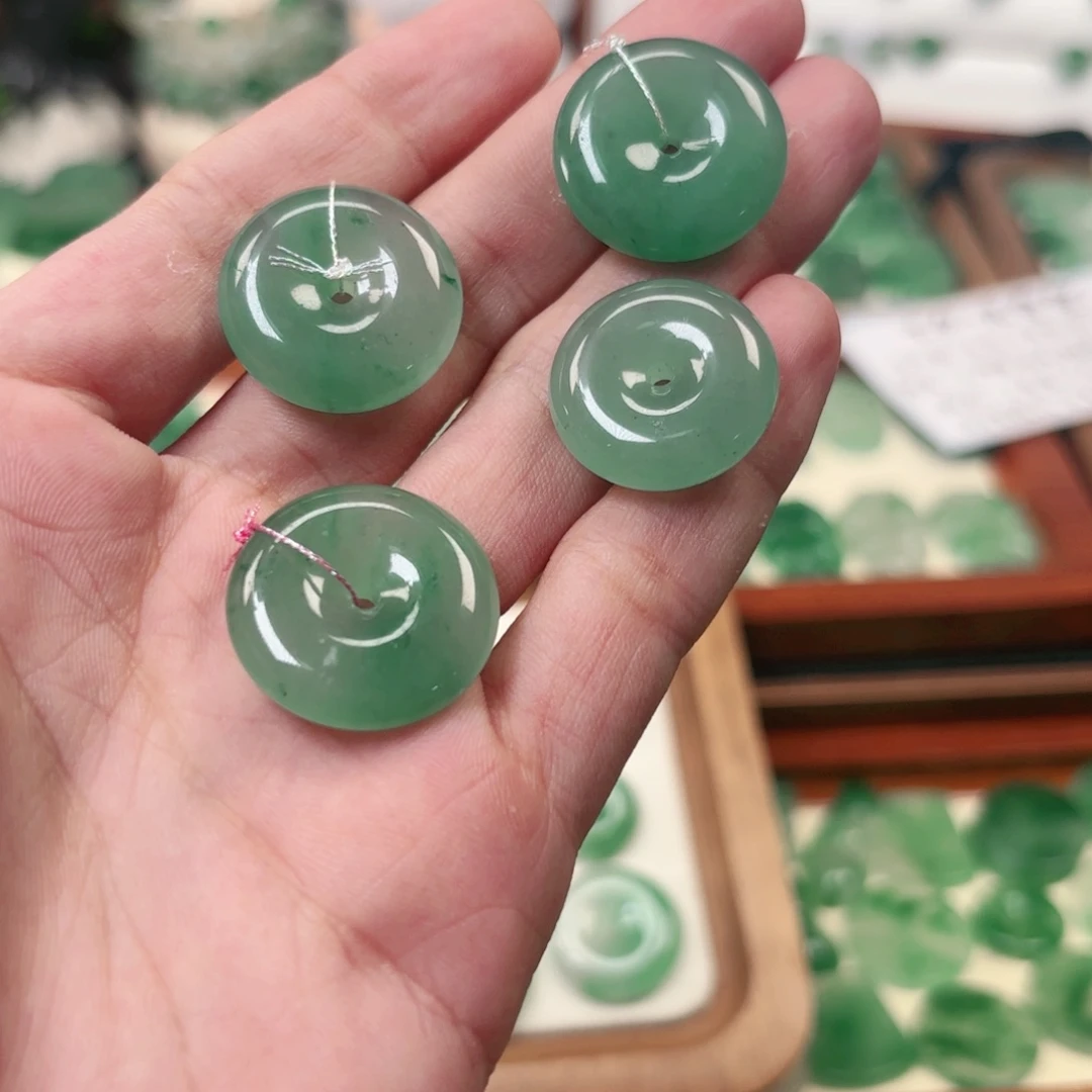 ****哥颈饰未镶嵌石英质玉（非洲翠）