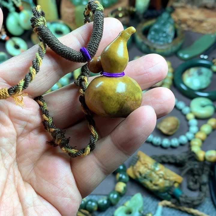 吊坠(赠链)未镶嵌岫岩河磨玉（透闪石质玉）招**花