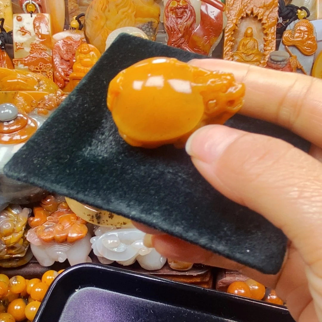 未镶嵌石英质玉（黄龙玉）颈饰