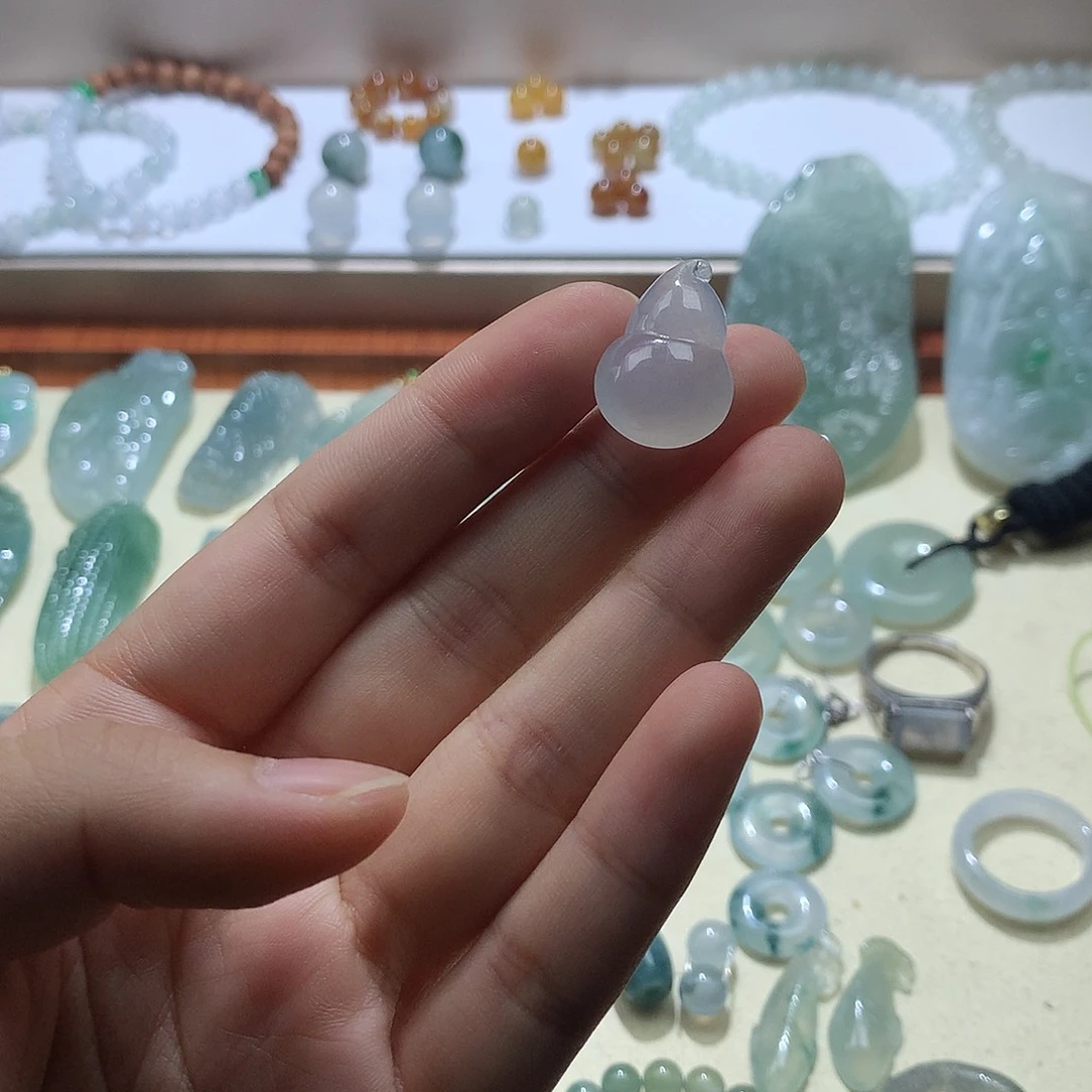 翡翠未镶嵌颈饰葫芦