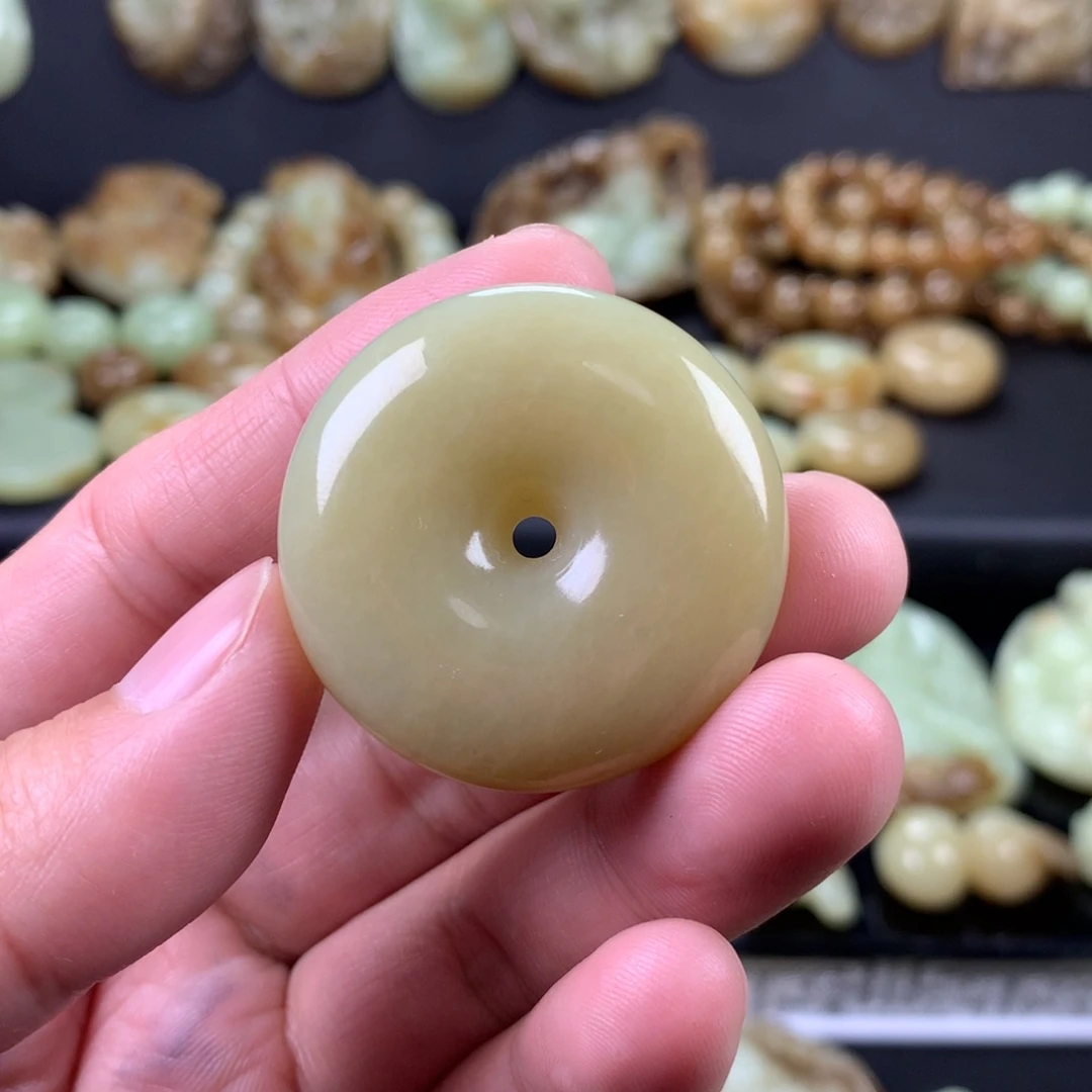 流***着和田玉未镶嵌颈饰