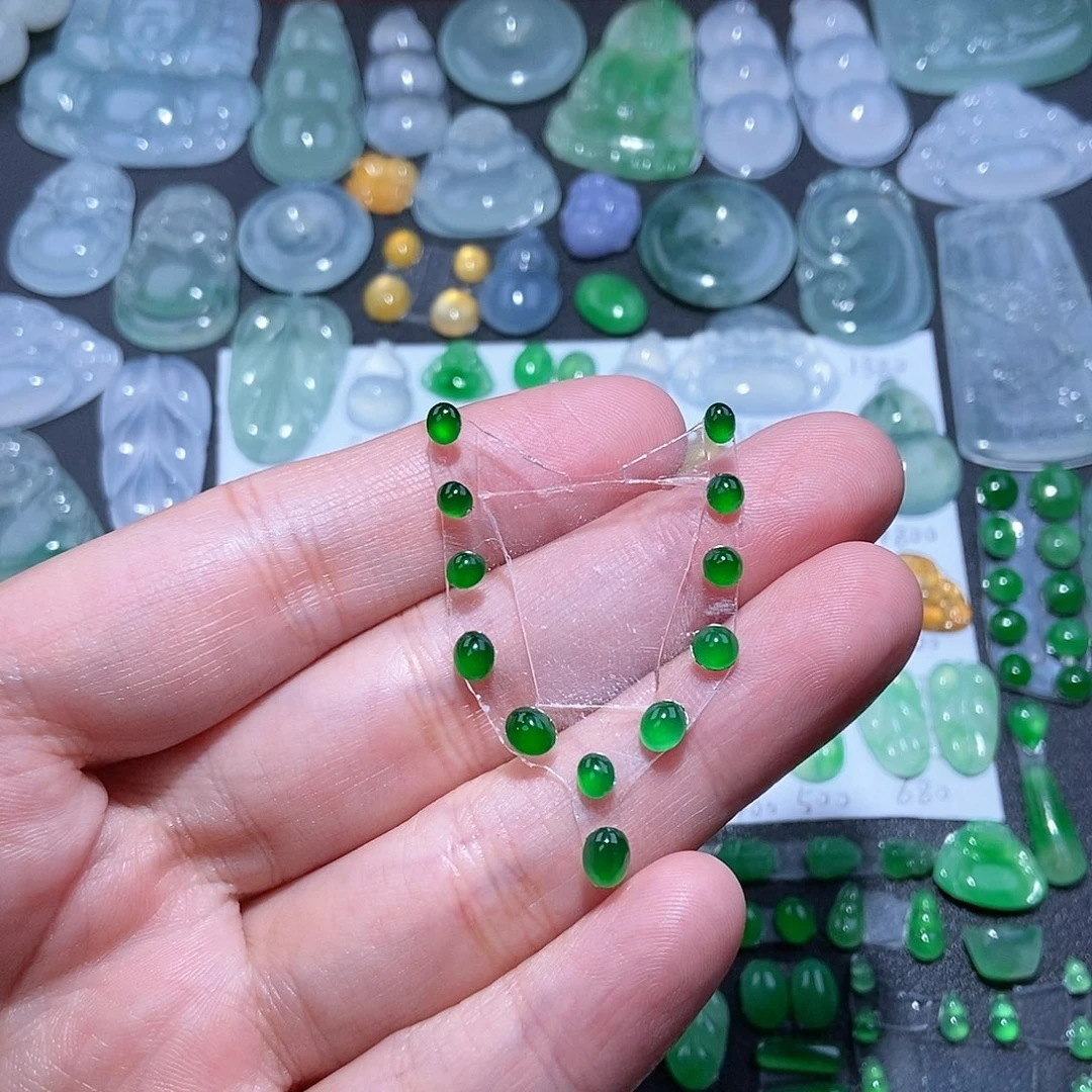 翡翠颈饰未镶嵌绿蛋面