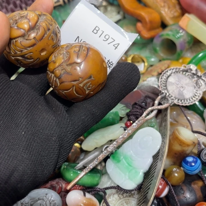 梁***超吊坠龙脊菩提工艺品1974