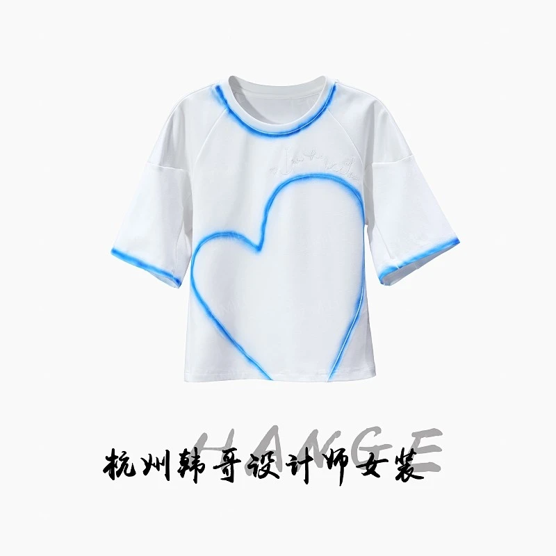 【韩哥女装】《宁静的心》夏季轻奢象牙白蓝色线条喷绘短款T恤6890