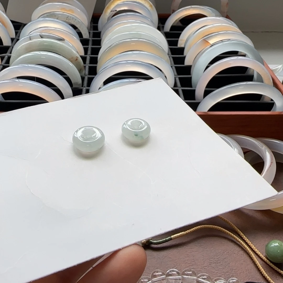 翡翠未镶嵌颈饰飘花扣子