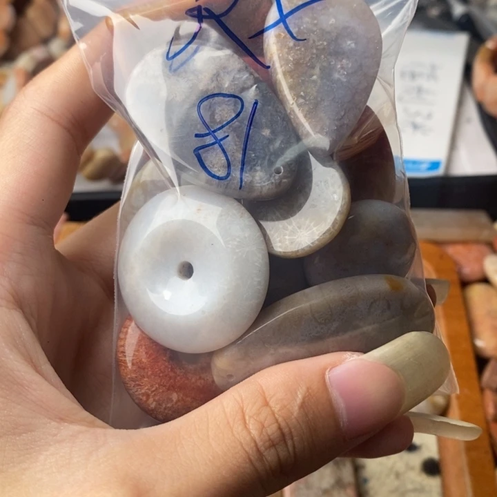 R***X颈饰未镶嵌硅化珊瑚（珊瑚玉）