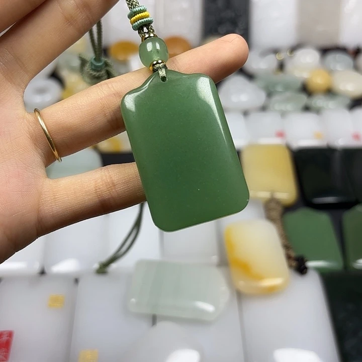 知***玲颈饰未镶嵌石英质玉