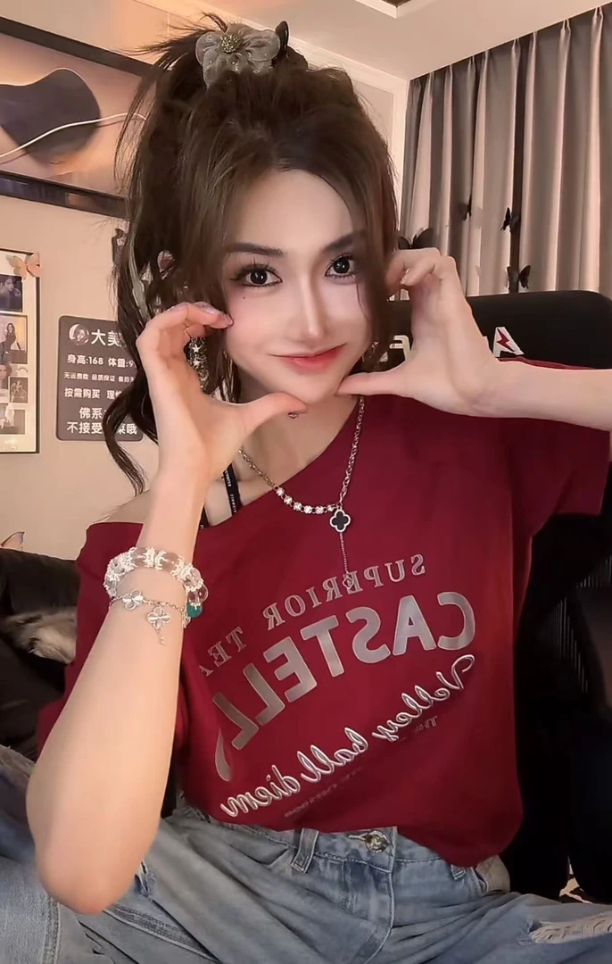 2025春夏新款显瘦长袖斜肩短袖T恤女印花宽松甜辣露肩上衣设计感