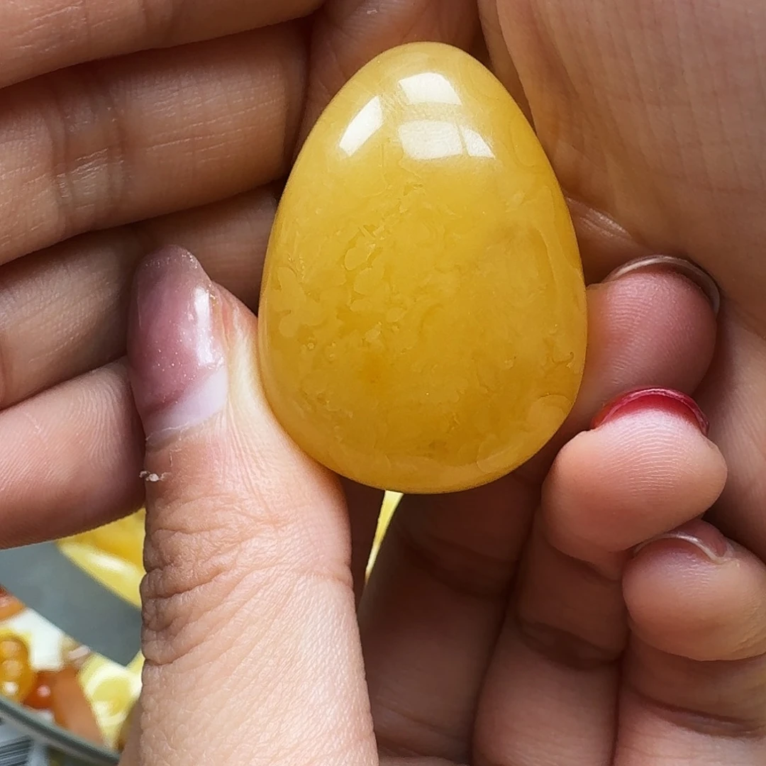 琥珀裸石未镶嵌……