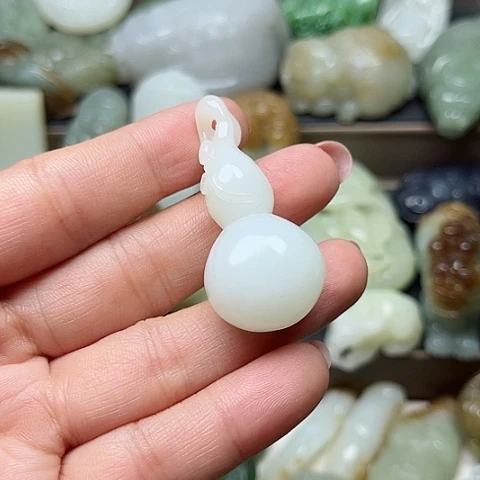 和田玉未镶嵌颈饰心**?