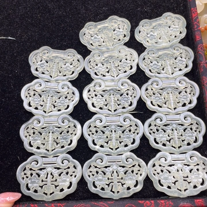 泓***ì蛇纹石玉未镶嵌颈饰