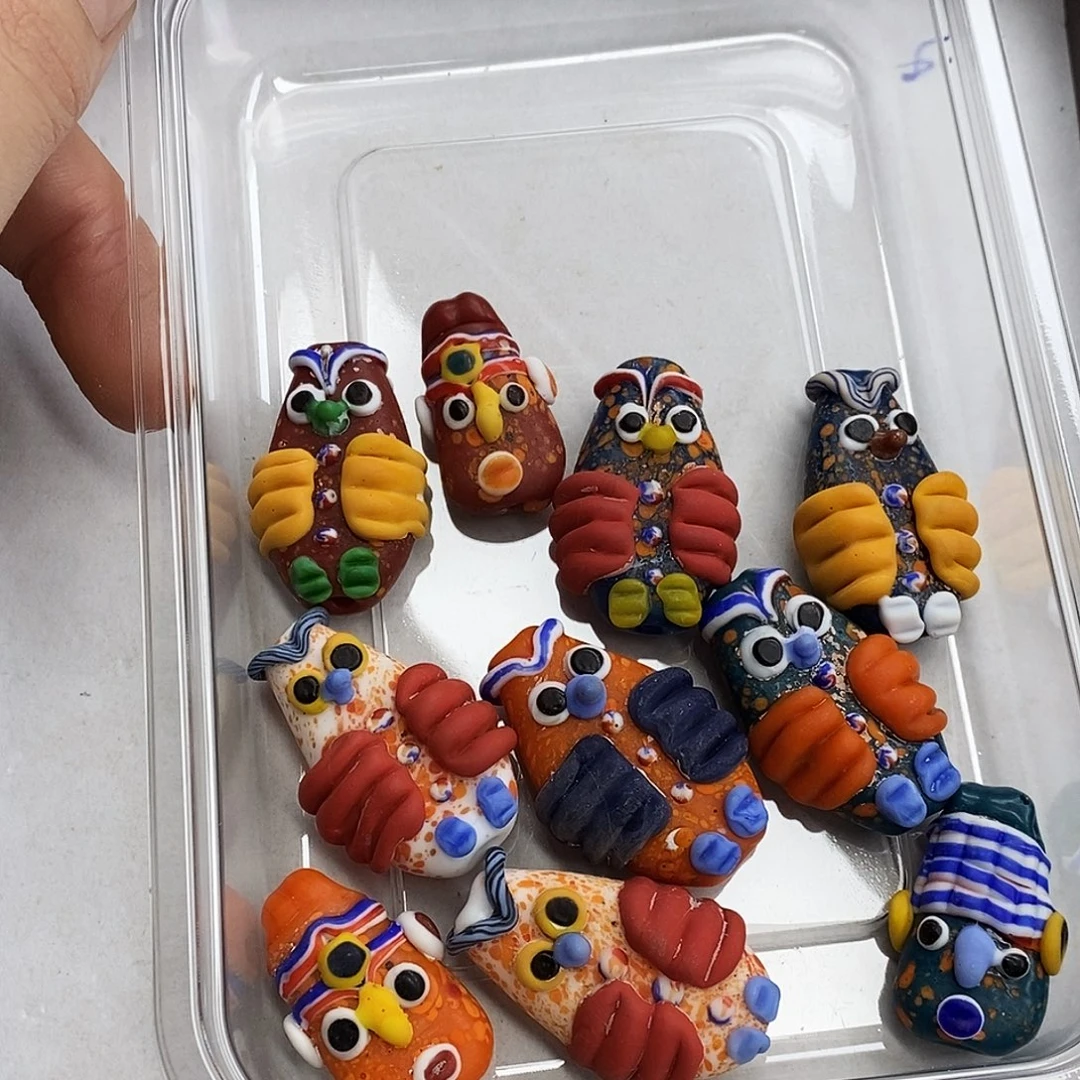 颈饰玻璃娃娃一个