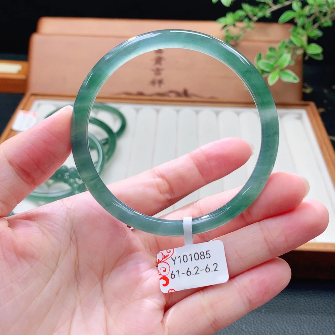 翡翠未镶嵌手镯（圆镯）