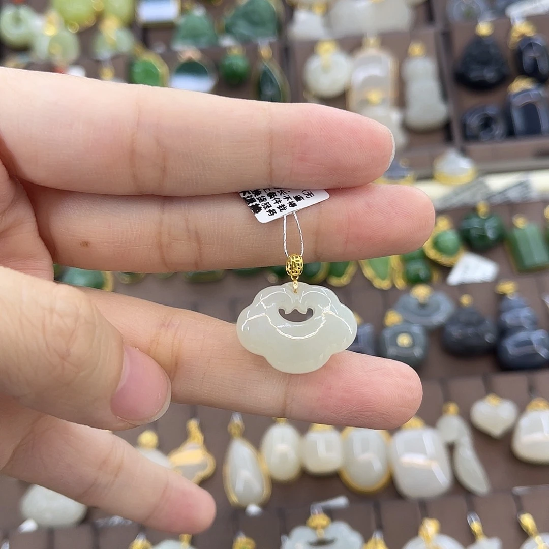 小***店和田玉18K金镶嵌吊坠(赠链)