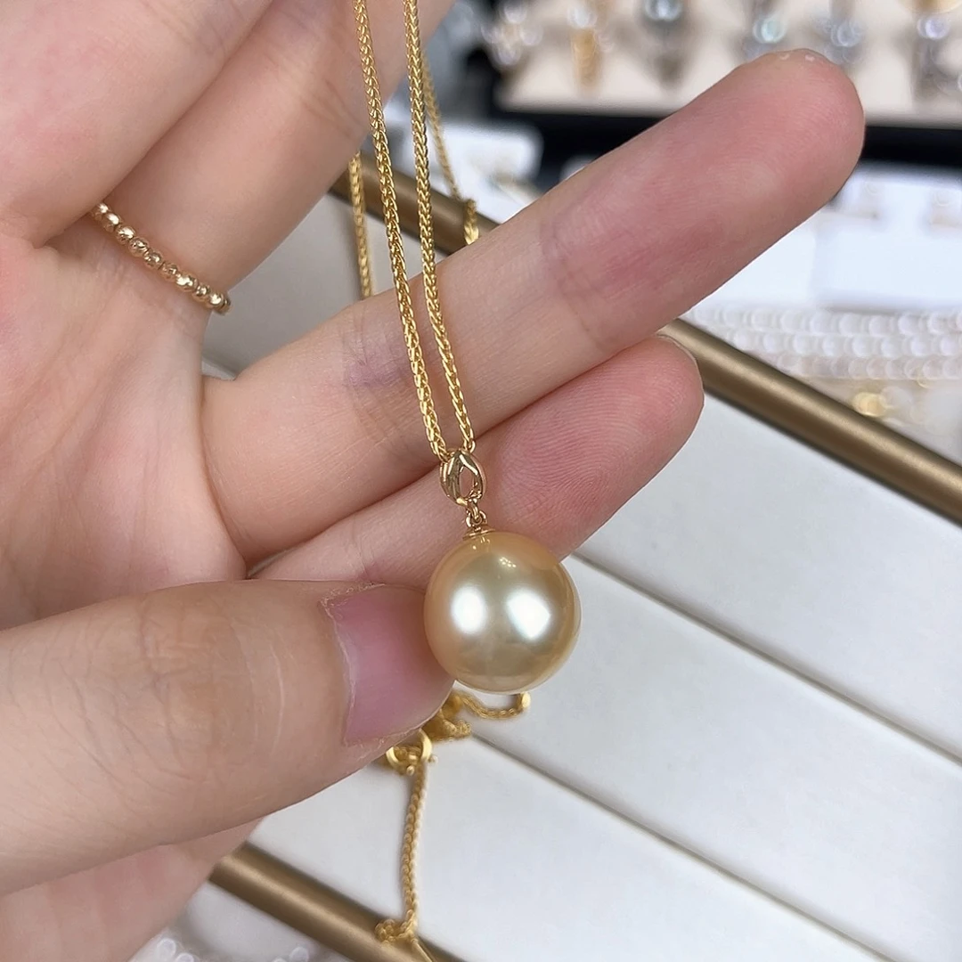 18K金镶嵌海水珍珠颈饰
