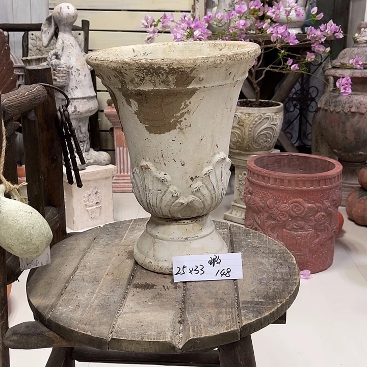 白色大奖杯粘到纸箱