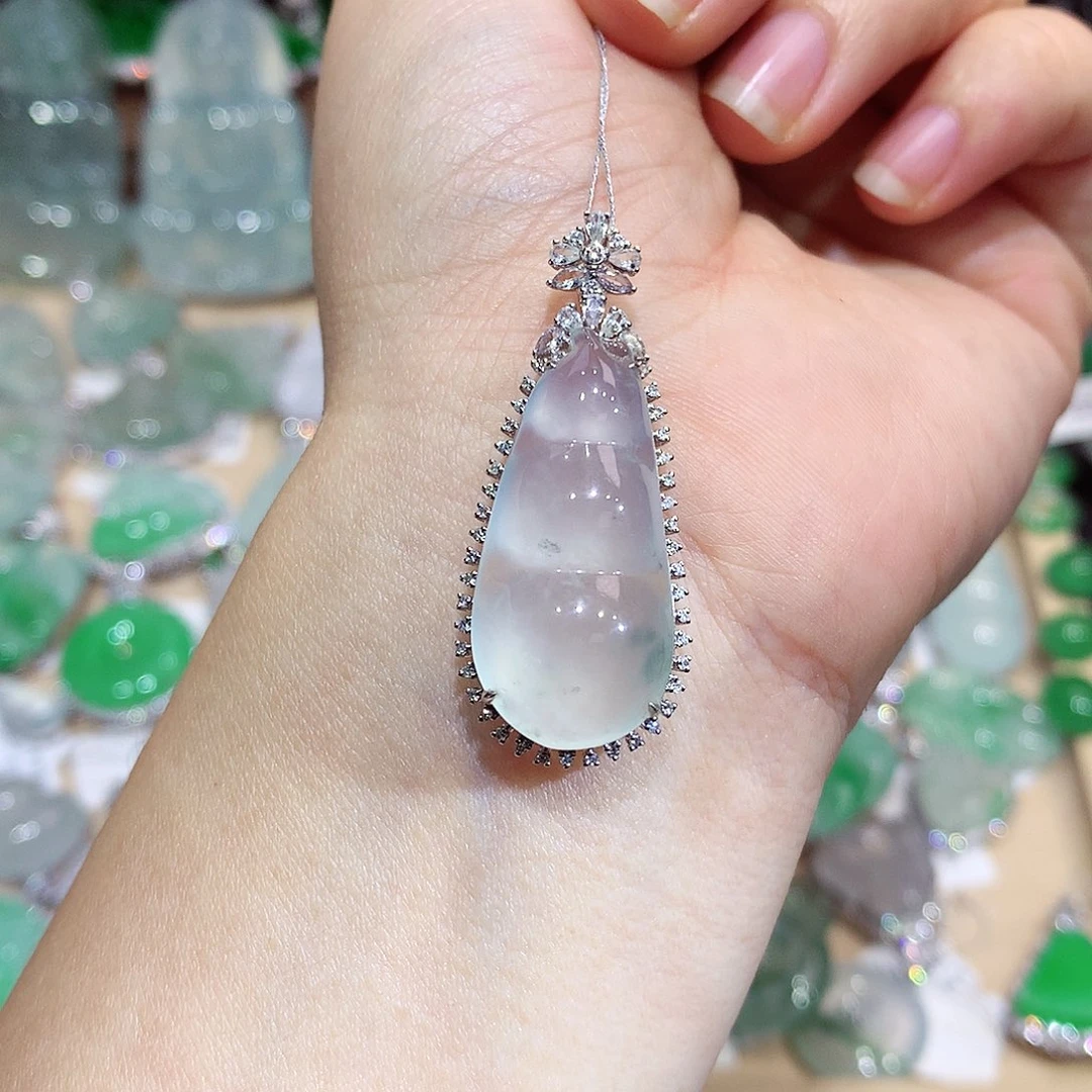 翡翠18K金镶嵌颈饰豆子