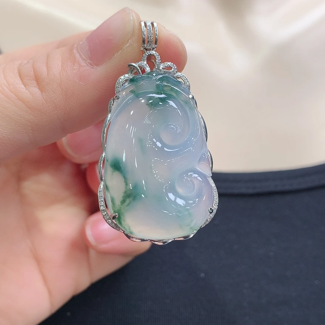 翡翠颈饰18K金镶嵌如意