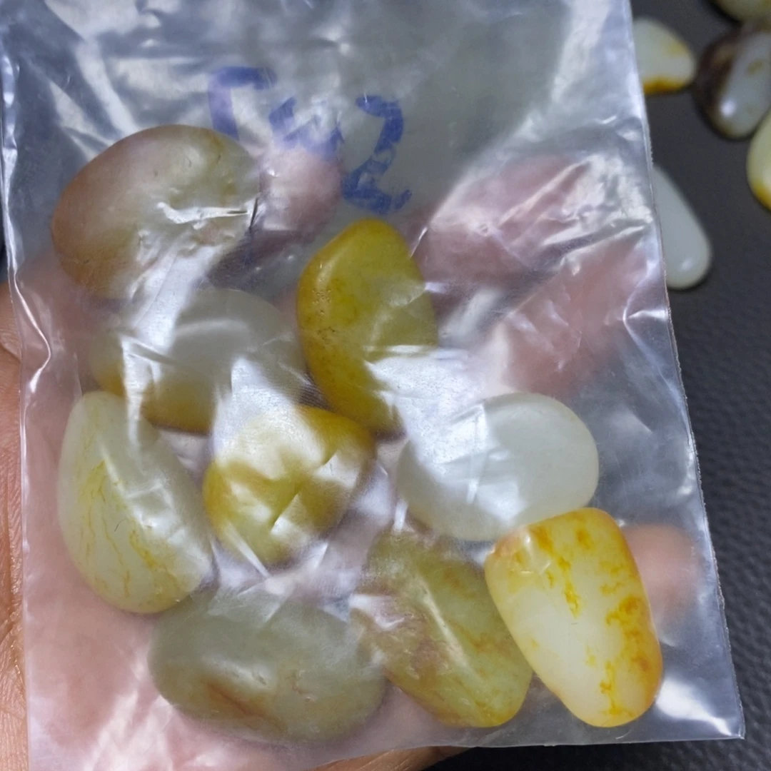 虹***云未镶嵌和田玉挂件
