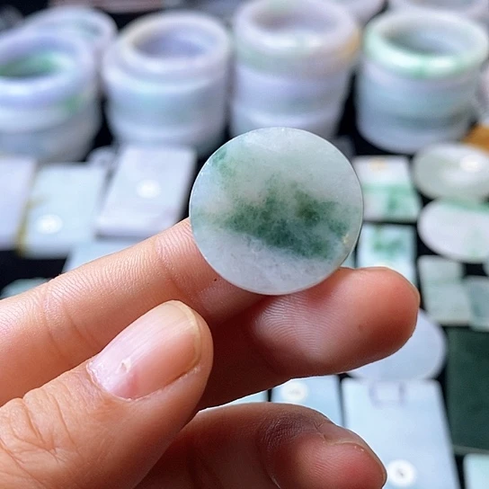 翡翠挂件未镶嵌翡翠的