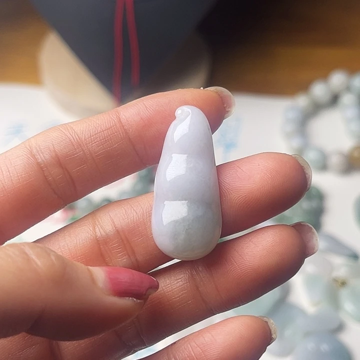 翡翠未镶嵌颈饰福豆