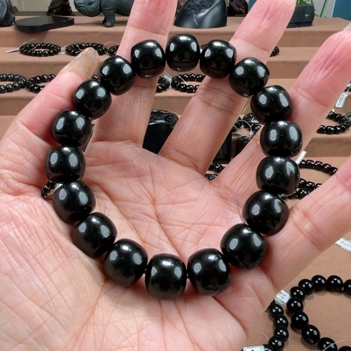 在***方和田玉未镶嵌手链